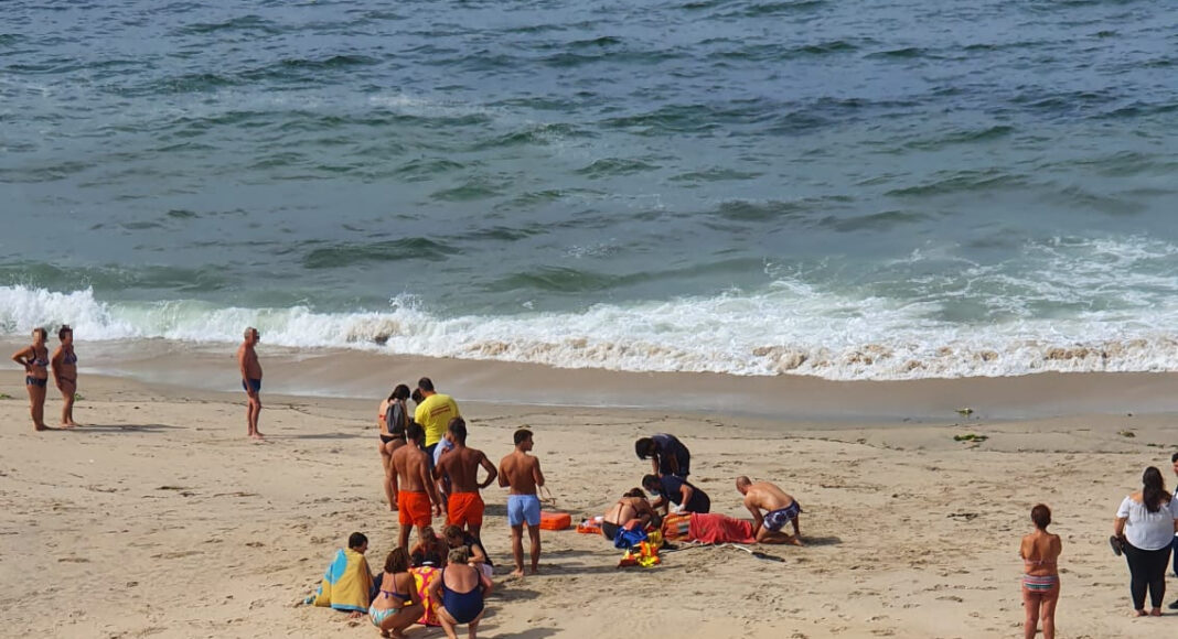 Cinco-pessoas-foram-resgatadas-na-praia-de-Atlantica-apos-terem-sido-arrastadas-por-um-agueiro