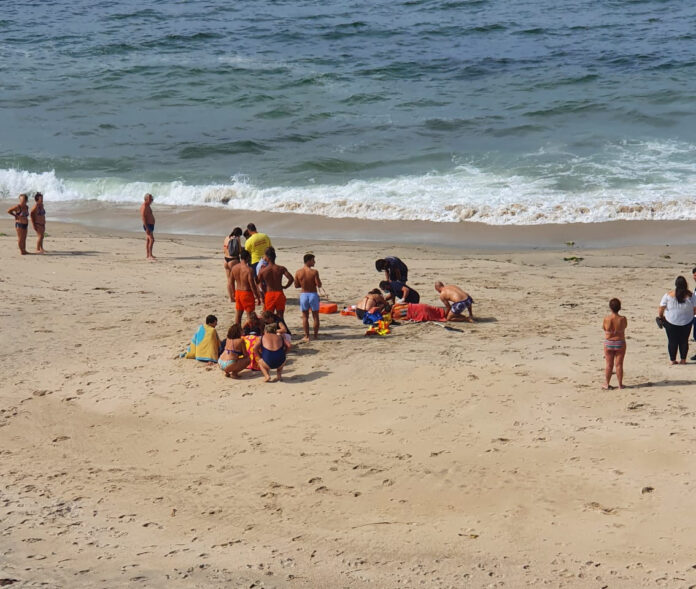 Cinco-pessoas-foram-resgatadas-na-praia-de-Atlantica-apos-terem-sido-arrastadas-por-um-agueiro