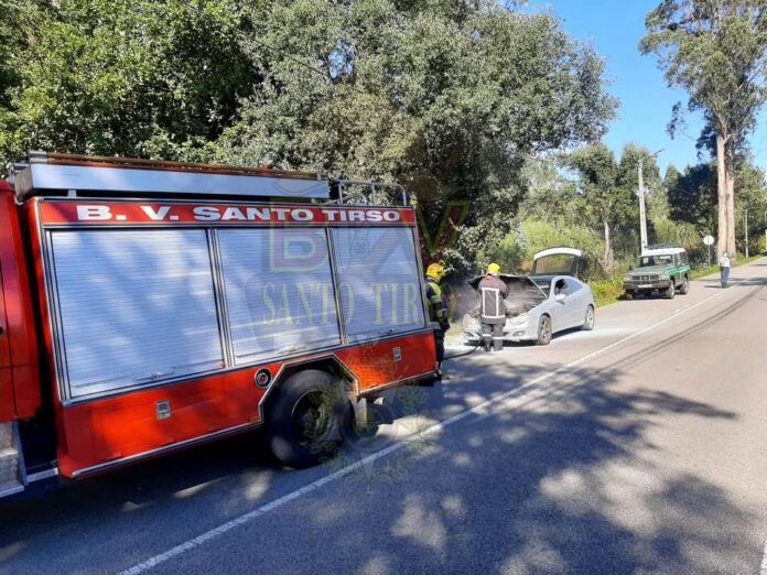 Carro-incendeia-se-na-zona-da-Reguenga-em-Santo-Tirso